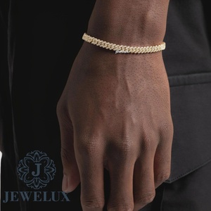 Bracelet tennis élégant et moderne en diamant pour femme avec pierres étincelantes à prix d'exportation - Product Image 2