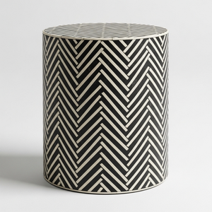 Table d'appoint ronde en métal industriel noir et blanc avec incrustation, motif chevron fait main, tabouret d'appoint pour la décoration de l'appartement et de la maison - Product Image 1