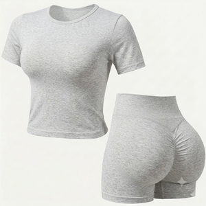 Ensemble de yoga et de fitness gris clair personnalisé pour femme, respirant, avec haut à manches courtes et short taille haute froncé, idéal pour la gym et le yoga. - Product Image 1