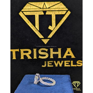 Anillo de compromiso solitario de plata de ley 925 con diamante moissanita de corte radiante premium para mujer de Trisha Jewels - Product Image 4
