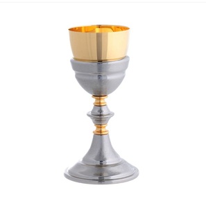 Cáliz moderno chapado en oro y plata, personalizado y grabado, hecho a mano con latón y acero de alta calidad. - Product Image 1