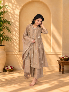 Ensemble 3 pièces beige col carré brodé floral Kurta Palazzo Dupatta pour femme – Tenue ample et élégante - Product Image 1