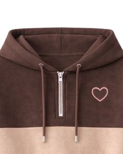 Ensemble décontracté deux pièces pour femme : crop top zippé à capuche et short cargo à imprimé cœur, coloris marron, beige et rose, vente en gros - Product Image 4