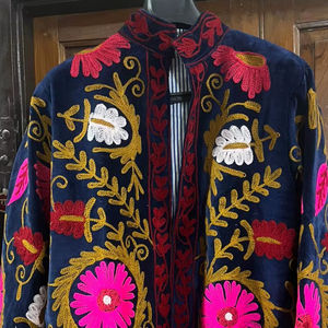 Chaqueta Corta de Terciopelo Suzani con Bordado Chic Hecho a Mano, Patrón Floral, Abrigo Indio con Forro de Lana, Chaqueta Floral 100% Algodón para Invierno - Product Image 1