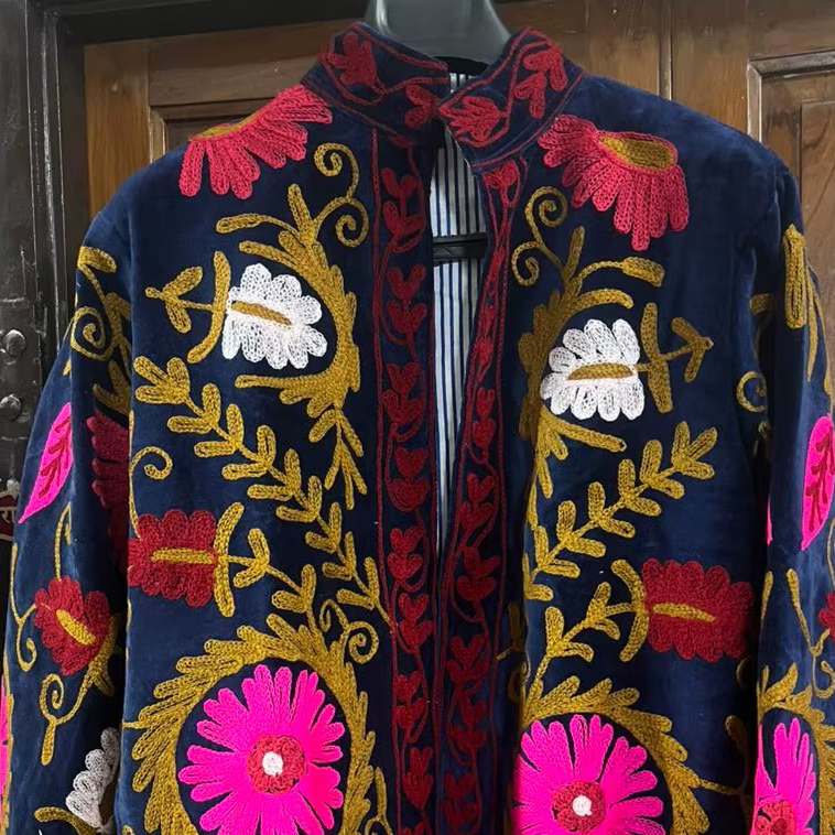 ファッショナブルなスタイルの快適な刺繍入りベルベットジャケット
