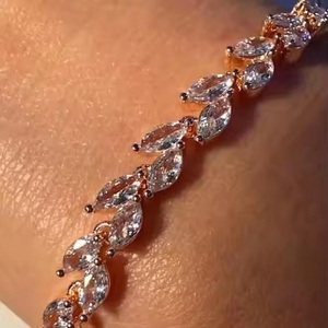 Pulsera de tenis de moissanita y perlas de agua dulce chapada en oro rosa con corte de pera y engaste de canal, joyería de lujo para mujer para bodas - Product Image 3