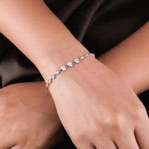 กำไลข้อมือเทนนิสทรงหกเหลี่ยมประดับเพชร VVS มอยส์ซาไนต์ ตัวเรือนเงินแท้ 925 ชุบทองคำขาว ประดับเพชรแบบ Iced Portrait Shield พร้อมสายรูปทรงโล่ห์  ชุบทองคำชมพู - Product Image 6