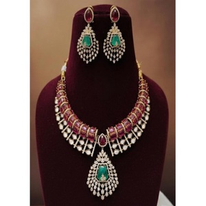 ชุดสร้อยคอพร้อมต่างหูประดับมอสซาไนต์คู่เคลือบทองคุณภาพพรีเมียมสุดหรู สำหรับผู้หญิง คอลเลคชั่นสำหรับงานแต่งงาน - Product Image 1