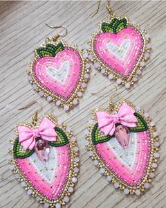 Pendientes Elegantes Hechos a Mano con Bordado y Cuentas que Combinan la Artesanía Tradicional con las Tendencias de Moda Modernas - Product Image 3