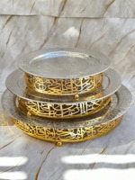 Ensemble de plateaux de service de style islamique avec base en calligraphie dorée et plateaux argentés pour l'organisation des fêtes de l'Aïd et du Ramadan et les cadeaux saisonniers