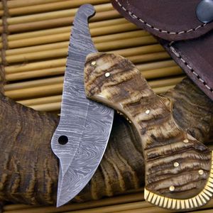 Cuchillo de Caza de Acero de Damasco, Hoja Serrated Foot, Mango de Madera, Funda de Cuero, para Uso en Exteriores y Camping - Product Image 1