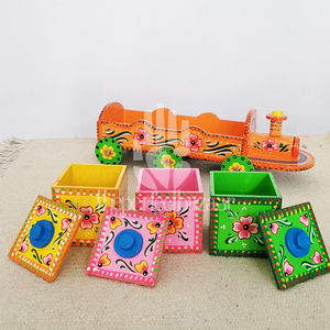 Mini train en bois peint à la main multicolore, décoration d'intérieur, fabriqué en Inde par theperfectbazaar - Product Image 3