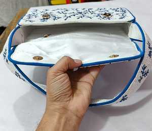Sac à main rectangulaire lavable fait main ALI FASHION ART AFA-03 en polyester brodé avec perles de verre et motif dés et cartes, pour usage quotidien - Product Image 2