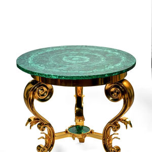 Mesa Auxiliar Redonda de Malaquita Hecha a Mano con Base Esculpida con Motivos Dorados - Product Image 1