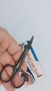 Juego de tijeras y pinzas para cejas de acero inoxidable de calidad premium en color negro para dar forma y recortar las cejas. - Product Image 3