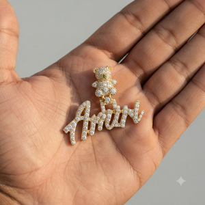 Colgante de Moda con Nombre Personalizado en Cursiva, con Diamantes Naturales y Cristales Brillantes, en Oro de 10K, con Cierre de Osito de Peluche, Regalo Ideal - Product Image 4