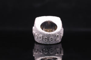 Bague de fiançailles de luxe en argent plaqué avec moissanite audacieuse Ice Crown, DEF 0,5 carat et sertissage à griffes - Product Image 3