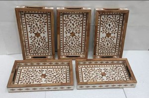 Plateaux de service en bois d'acacia naturel avec motif de feuille verte en résine et poignées métalliques pour la table, au meilleur prix - Product Image 3