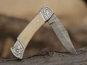 Navaja Plegable Artística con Punta Afilada, para Uso General y Bricolaje, de Acero de Damasco, con Mango Recto de Madera y Diseño Floral Grabado, con Soporte para el Pulgar - Product Image 1