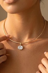 Collier manchette en diamant ovale de laboratoire 3 carats, certifié IGI E VS1, pendentif serti clos en or jaune 14 carats, collier ras-du-cou minimaliste en diamant - Product Image 6