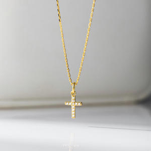 Collier ras du cou simple en argent sterling 925 plaqué or 18 carats avec pendentif croix courte religieuse Jésus pour femme - Product Image 3