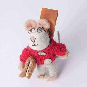 Jouet en peluche en feutre fait main en forme de souris avec un pull rouge tricoté et un ornement en forme de fromage - Product Image 1