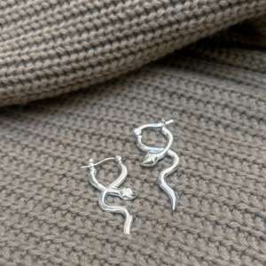 Pendientes de Aro Minimalistas con Forma de Serpiente, Pendientes Bohemios de Latón con Diseño Animal, Pendientes de Latón Plateado para Mujer, Pendientes Finos al por Mayor - Product Image 2