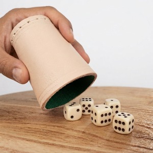 Gobelet à dés en cuir avec intérieur en feutre vert, couleur ivoire, jeu de dés classique, design creux personnalisé de luxe - Product Image 4