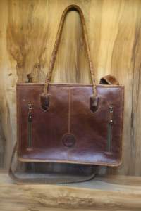 กระเป๋าถือหนังวัวแท้ลายแกะสลักด้วยมือ สีน้ำตาลอ่อน พร้อมกระเป๋าหนังลายสลัก - Product Image 3