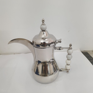 Dallah arabe de luxe en argent avec support de présentation en fil métallique - Serveur à café traditionnel avec élégante poignée perlée en marbre blanc - Product Image 5