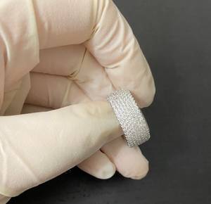 Anillo minimalista de moissanita con corte redondo y banda ancha de eternidad completa, de plata de ley 925 original, joyería fina, regalo sorpresa de boda para ella. - Product Image 3