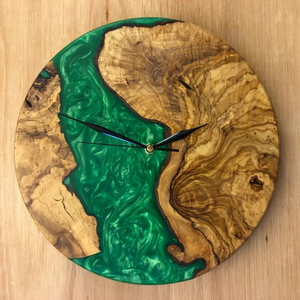 Horloge murale en bois et résine époxy artisanale, finition polie de luxe, idéale pour offrir en cadeau, décoration intérieure, pour restaurant ou hôtel. - Product Image 3