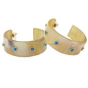 Boucles d'oreilles en corne de buffle naturelle, design élégant, boucles d'oreilles en corne de buffle pour femmes, 100% corne de buffle naturelle, par des artisans de luxe FWE - Product Image 5
