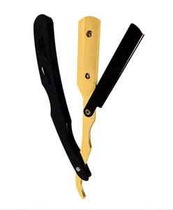 Navaja de afeitar profesional plegable – Mango negro y dorado diseñado para precisión y estilo - Product Image 2