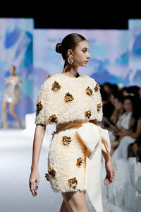 ชุดเดรสมินิเดรสสำหรับปาร์ตี้ชุดเดรสบานสำหรับฤดูใบไม้ผลิโบว์ขนาดใหญ่พร้อมเสื้อคลุมทำมือ3D สีเหลืองอ่อนจากแบรนด์ท้องถิ่นเวียดนาม - Product Image 3