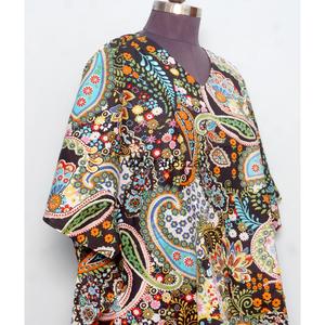 Robe Kaftan Courte Moulante en Coton Écologique Fait Main à Col en V Motif Floral Indien pour Mamans - Tenue de Plage, Vêtement de Nuit Décontracté - Product Image 5