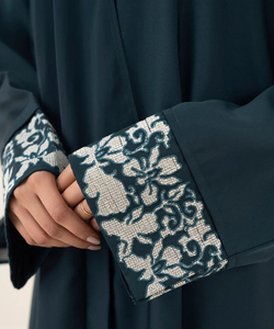Abaya de style Dubaï pour femmes avec manches larges, matière de qualité supérieure, design fluide et détails sophistiqués pour des tenues élégantes au quotidien - Product Image 6