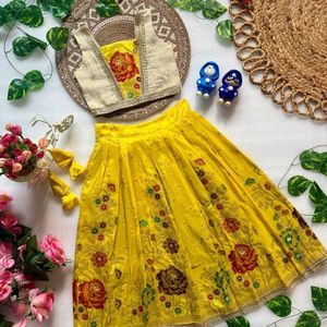 Lehenga de viscosa de seda premium con encaje bordado en el borde y blusa bordada con tela brillante, ropa de diseñador para bodas infantiles - Product Image 6
