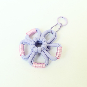 Breloque de sac en cordon tressé fait main avec fleur, porte-clés en paracorde et macramé, accessoire esthétique pour sac à dos et sac à main, cadeaux lavande - Product Image 4