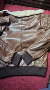 Esta chaqueta de aviador/bomber de cuero marrón presenta un cuello de piel de oveja/forro polar color crema extraíble, puños y dobladillo acanalados. - Product Image 4
