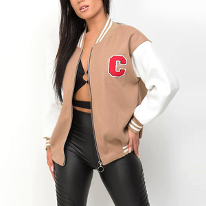 Chaqueta Varsity de Poliéster/Algodón, Bordado Rojo C, Color Bronceado y Blanco, Cierre de Pullover, Estilo Preppy, Corte Regular, Unisex, Invierno - Product Image 1