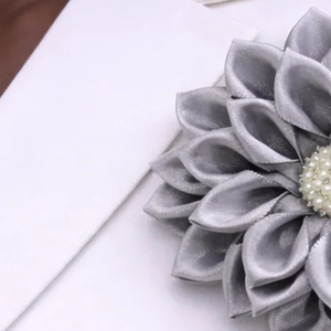 Broche de Flor Blanca, Elegante Pin Floral para Mujer, Accesorio de Moda de Lujo con Diseño Clásico de Pétalos de Tela, Color Blanco - Product Image 5