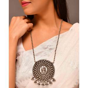 Collier long en argent avec pendentifs et breloques Meera Jaipur Kaali - Product Image 1