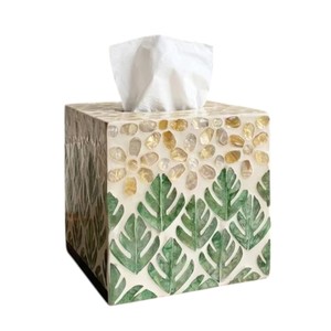 Caja de pañuelos de cerámica hecha a mano, color beige, con diseño de hojas verdes y borde festoneado, portapañuelos cuadrado. - Product Image 1
