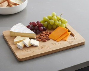 Tabla de cortar rectangular de bambú con patrón grabado de croissant y asa - Product Image 2