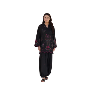 Costume imprimé de qualité supérieure pour femmes avec un design pakistanais brodé - Product Image 1