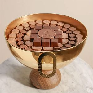 Cuenco de chocolate de lujo con base de metal dorado, plato decorativo para servir dulces con pedestal, cuencos de vajilla ornamentados con asa de anillo, venta al por mayor - Product Image 1