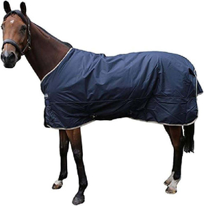 Manta impermeable para caballo con gran solapa para la cola y doble cierre en el pecho para uso en exteriores en todas las estaciones, color negro y rojo. - Product Image 4