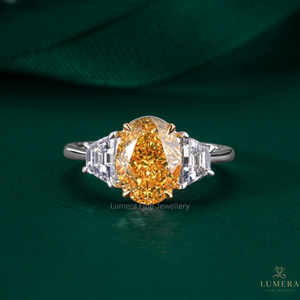 Bague de fiançailles et de mariage personnalisée en or bicolore avec diamant jaune fantaisie de laboratoire taille ovale et trois pierres, et diamant trapézoïdal latéral - Product Image 2