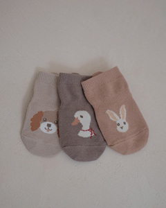 Peekaboo Chaussettes en mélange de coton avec motifs d'animaux mignons pour bébés et enfants – Chien, lapin et écureuil - Product Image 3